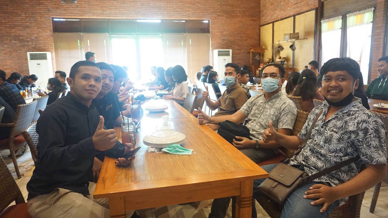  Acara  Makan Bersama Tim Emporio Architect Bali di  Bale 