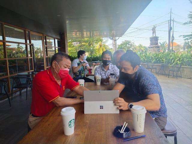 Meeting di Starbucks Plaza Renon dengan Bapak Atong