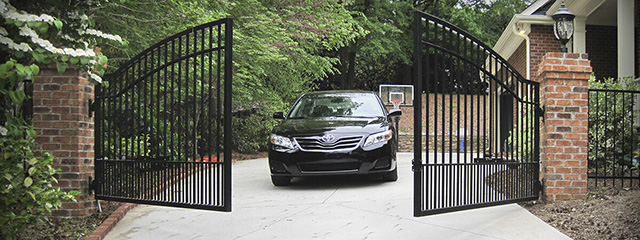 Automatic fence door