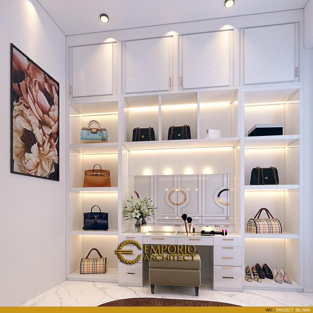 Desain Walk In Closet Rumah American Klasik 2 Lantai Ibu M di Jakarta