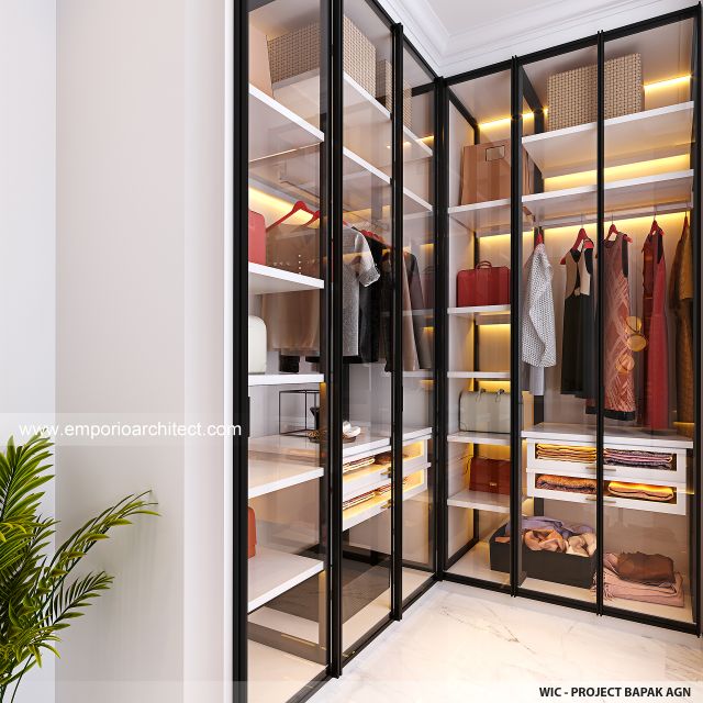 Desain Walk In Closet Rumah Klasik 2 Lantai Bapak AGN di Bandung