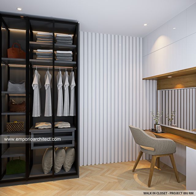 Desain Walk In Closet Rumah Klasik Modern 3 Lantai Ibu RM di Jakarta