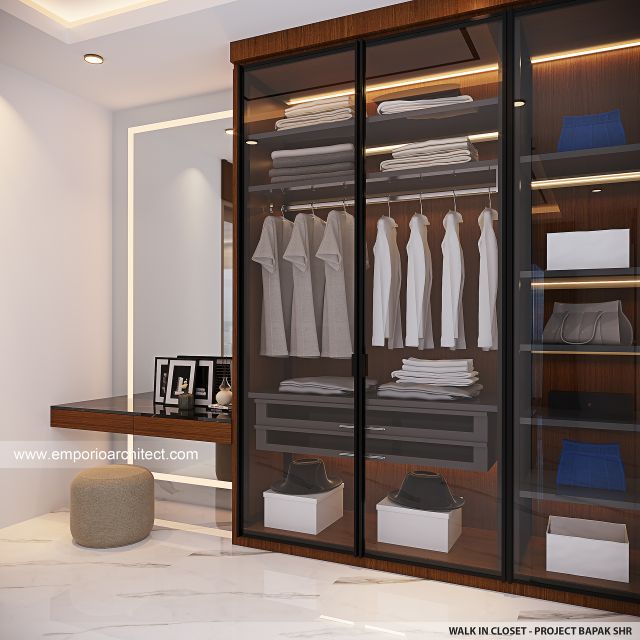 Desain Walk In Closet Rumah Modern 3 Lantai Bapak SHR di Balikpapan