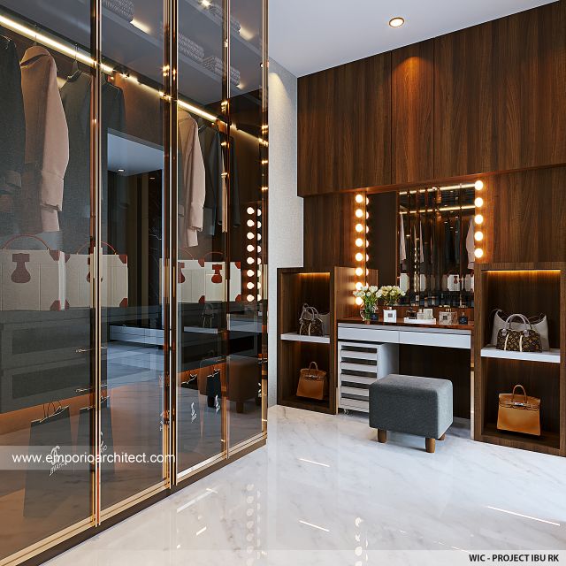 Desain Walk In Closet Rumah Modern 3 Lantai Ibu RK di Balikpapan