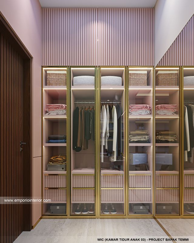 Desain Walk In Closet Rumah Villa Bali 3 Lantai Bapak TMI di Jakarta Utara