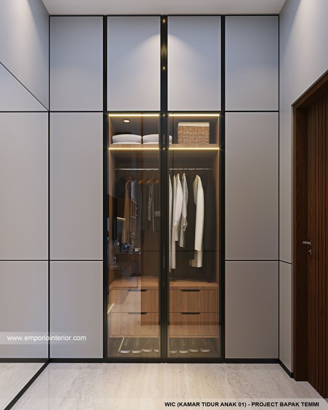 Desain Walk In Closet Rumah Villa Bali 3 Lantai Bapak TMI di Jakarta Utara